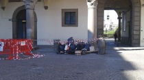 Sacchi di immondizia sotto i portici di piazza del Comune